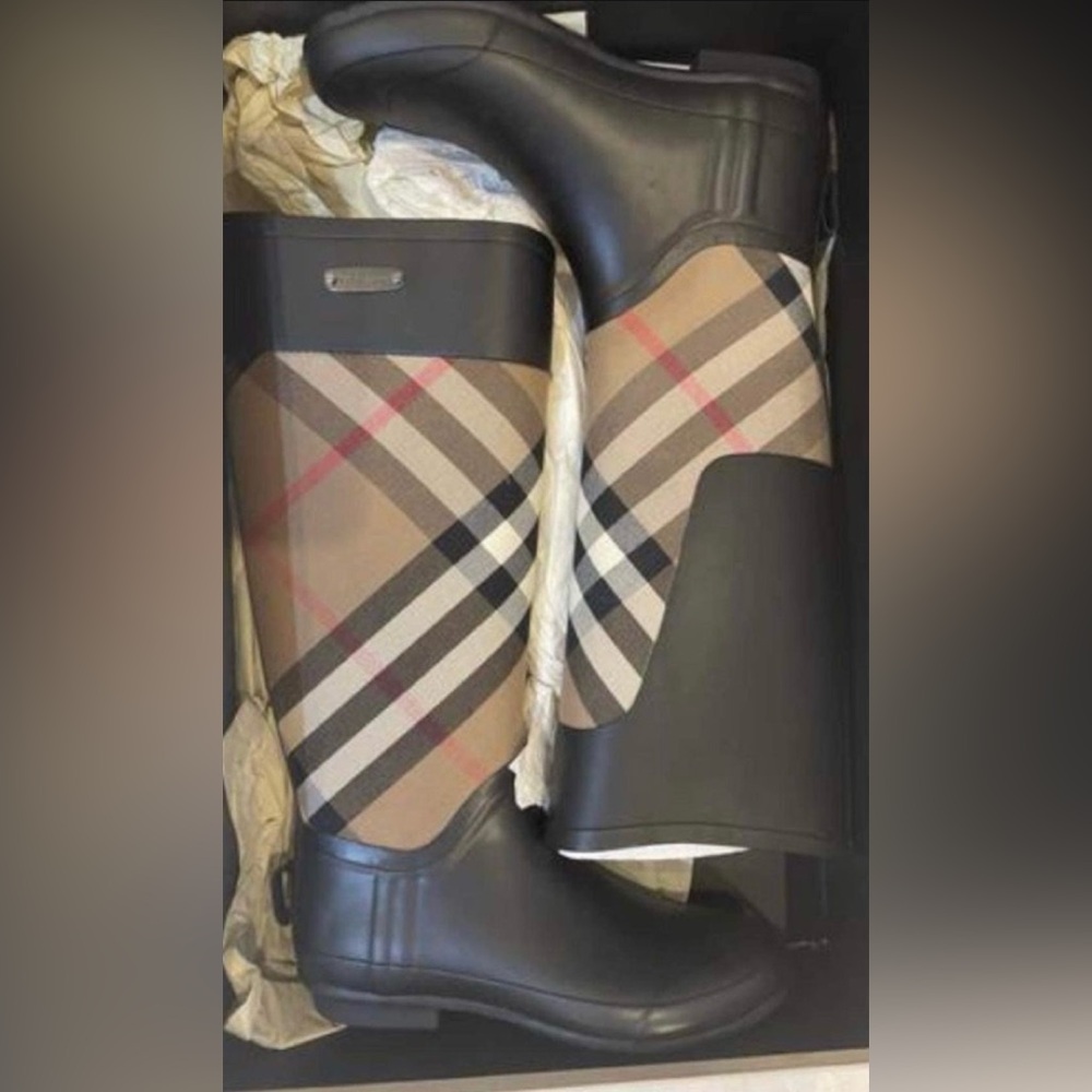 Barely woren burberry rain boots size 40 ( US size 9)